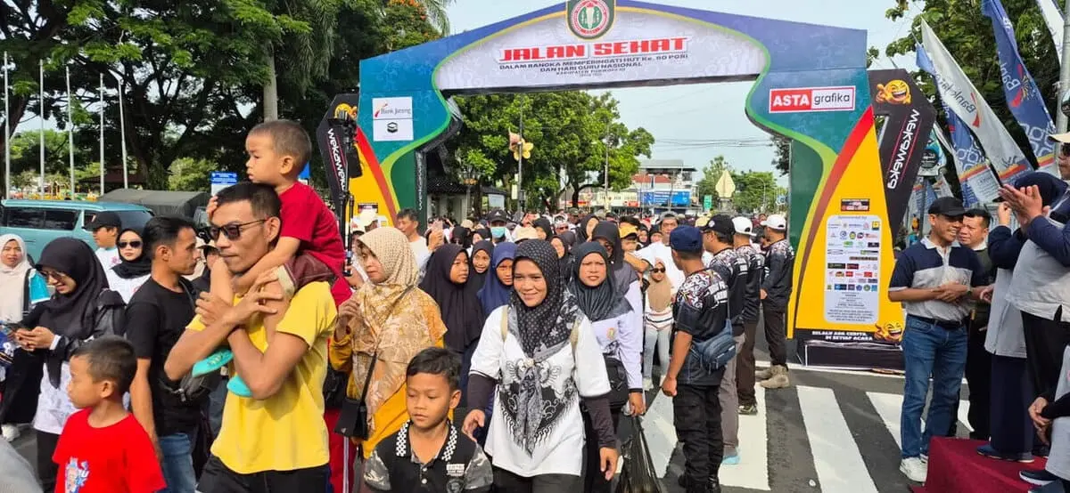 Ribuan Guru Meriahkan Jalan Sehat HUT ke-80 PGRI Purworejo, Hadiah Umrah dan Motor Jadi Magnet Peserta