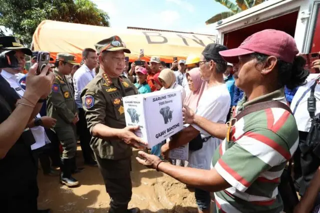 Respons Cepat Penanganan Longsor, Kemendagri Serahkan 4 Tenda Posko