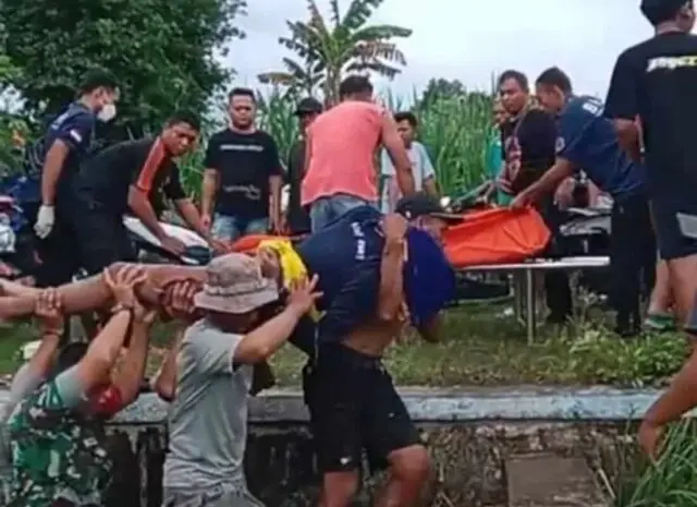 Mengail Ikan, Bocah Tewas Terpeleset Masuk Sungai Sedalam 5 Meter Mengail Ikan, Bocah Tewas Terpeleset Masuk Sungai Sedalam 5 Meter