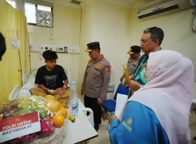 Kapolri Kunjungi Korban Ledakan SMAN 72 di RSI Cempaka Putih Kapolri Kunjungi Korban Ledakan SMAN 72 di RSI Cempaka Putih