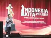 Mampu Jaga Sinergi Pusat-Daerah, Mendagri Tito Raih Penghargaan Pemimpin Luar Biasa “Indonesia Kita Awards” Mampu Jaga Sinergi Pusat-Daerah, Mendagri Tito Raih Penghargaan Pemimpin Luar Biasa "Indonesia Kita Awards"