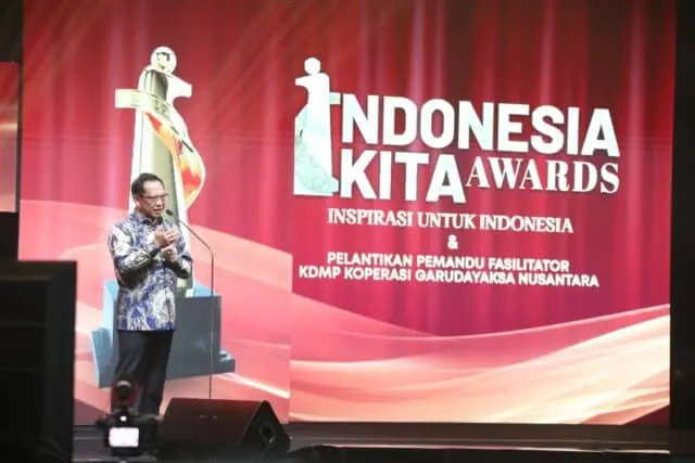 Mampu Jaga Sinergi Pusat-Daerah, Mendagri Tito Raih Penghargaan Pemimpin Luar Biasa "Indonesia Kita Awards"
