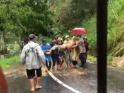 1 Tewas dan 1 Luka Parah, Berboncengan Motor Tertimbun Longsor di Lereng Gunung Lawu Magetan 1 Tewas dan 1 Luka Parah, Berboncengan Motor Tertimbun Longsor di Lereng Gunung Lawu Magetan