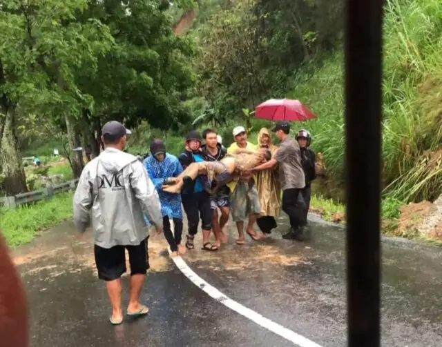 1 Tewas dan 1 Luka Parah, Berboncengan Motor Tertimbun Longsor di Lereng Gunung Lawu Magetan 1 Tewas dan 1 Luka Parah, Berboncengan Motor Tertimbun Longsor di Lereng Gunung Lawu Magetan
