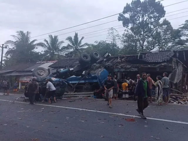 Truk Bermuatan Solar Terguling di Jalur Kalijambe, Tabrak Mobil dan Warung Pasar Truk Bermuatan Solar Terguling di Jalur Kalijambe, Tabrak Mobil dan Warung Pasar