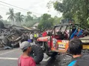 Truk Tronton Bermuatan Solar Terguling di Pasar Kalijambe Purworejo, Satu Tewas dan Tiga Luka-Luka Truk Tronton Bermuatan Solar Terguling di Pasar Kalijambe Purworejo, Satu Tewas dan Tiga Luka-Luka