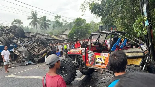 Truk Tronton Bermuatan Solar Terguling di Pasar Kalijambe Purworejo, Satu Tewas dan Tiga Luka-Luka Truk Tronton Bermuatan Solar Terguling di Pasar Kalijambe Purworejo, Satu Tewas dan Tiga Luka-Luka