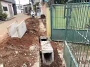 Proyek U-Ditch di Kampung Rawa Buaya Disorot: Diduga Tidak Sesuai Spesifikasi dan Minim Informasi Publik Proyek U-Ditch di Kampung Rawa Buaya Disorot: Diduga Tidak Sesuai Spesifikasi dan Minim Informasi Publik