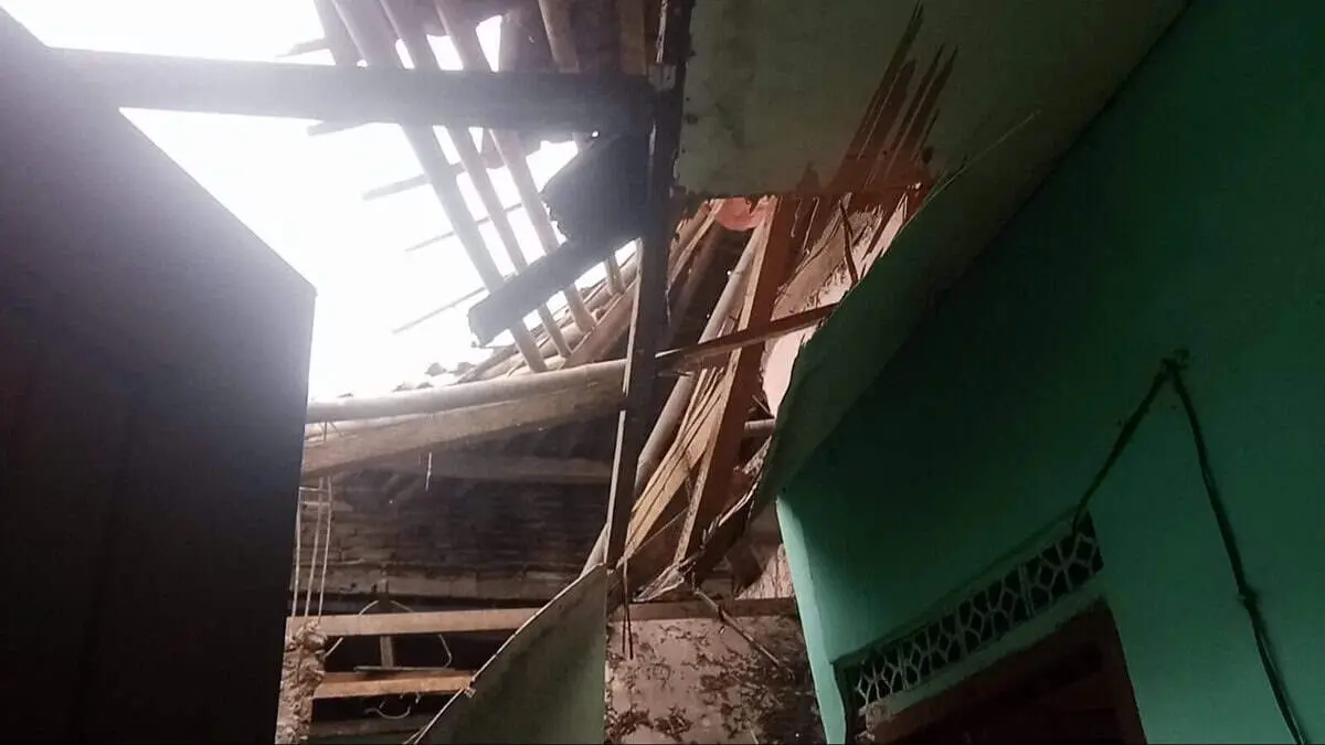 Diterpa Angin Puting Beliung, Atap Rumah Sang Marbot Ambruk Total 