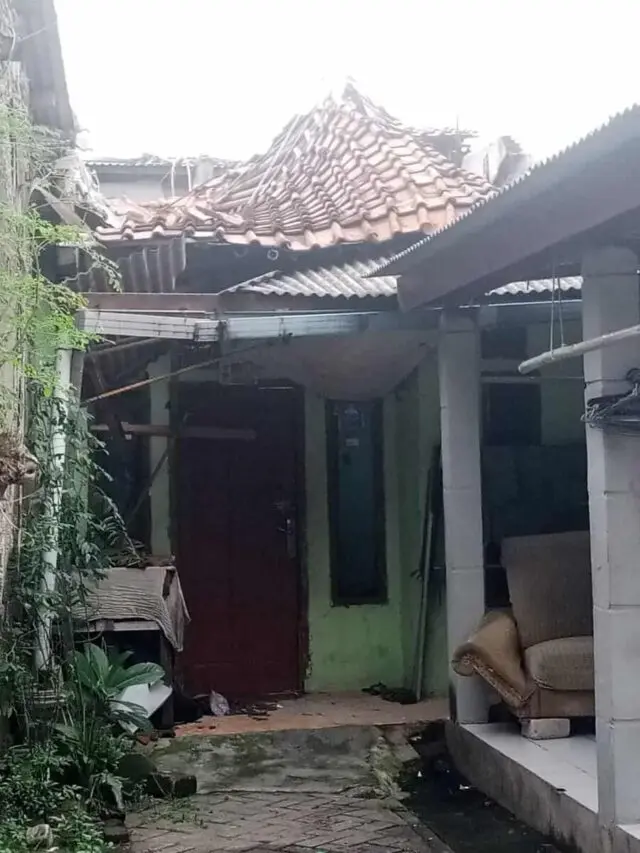 Diterpa Angin Puting Beliung, Atap Rumah Sang Marbot Ambruk Total Diterpa Angin Puting Beliung, Atap Rumah Sang Marbot Ambruk Total
