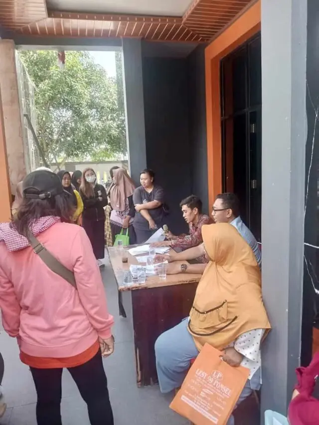 Penyaluran BLT di Kedaung Barat, Warga Antusias Bawa Barcode & KTP untuk Verifikasi ‎