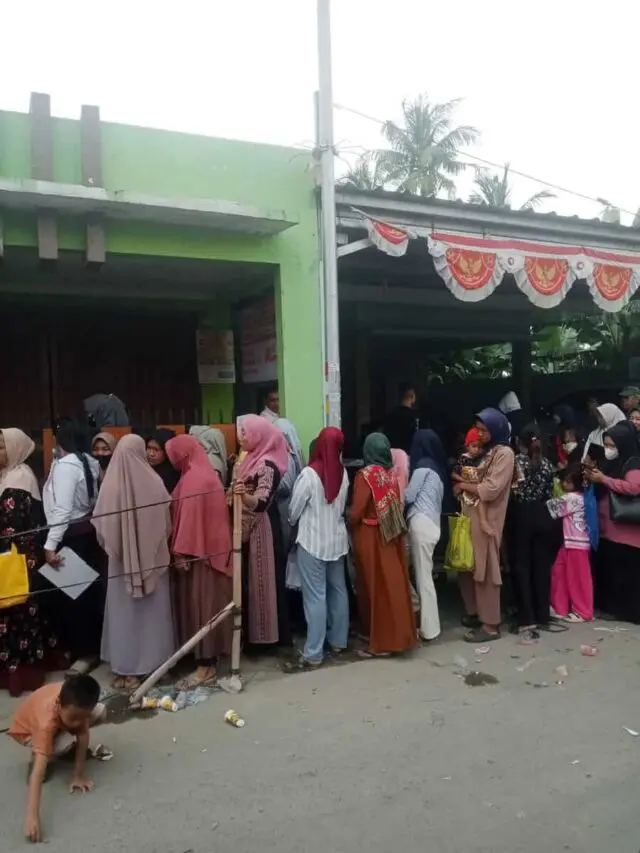 1500 KPM Terima BTS Kesra di Kiara Payung, Warga Antusias Antre di Kediaman Kades ‎