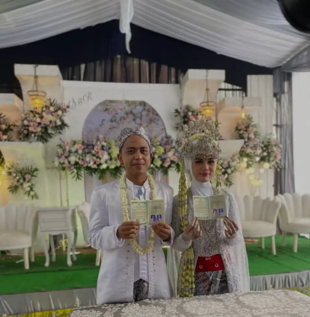 Resepsi Pernikahan Rio dan Sipa: Janji Suci di Tengah Kehangatan Keluarga dan Sahabat Resepsi Pernikahan Rio dan Sipa: Janji Suci di Tengah Kehangatan Keluarga dan Sahabat
