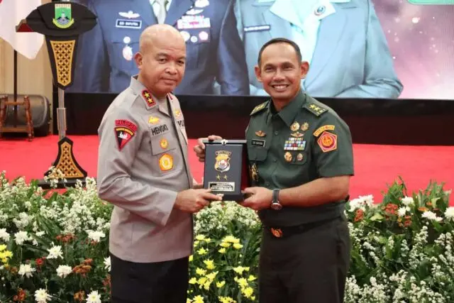 Sinergi TNI-Polri Terus Diperkuat, Kapolda Banten Hadiri Serah Terima Danrem 064/MY Sinergi TNI-Polri Terus Diperkuat, Kapolda Banten Hadiri Serah Terima Danrem 064/MY