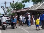 Warga Geruduk Gubug Yang Diduga Tempat Prostitusi di Tanjung Anom Warga Geruduk Gubug Yang Diduga Tempat Prostitusi di Tanjung Anom
