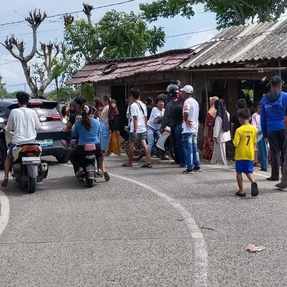 Warga Geruduk Gubug Yang Diduga Tempat Prostitusi di Tanjung Anom Warga Geruduk Gubug Yang Diduga Tempat Prostitusi di Tanjung Anom