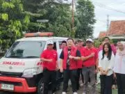 Dari Tangerang untuk Sumatra dan Aceh: Abraham Lepas Ambulans Dari Tangerang untuk Sumatra dan Aceh: Abraham Lepas Ambulans