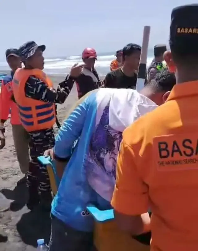 Hari Ketiga Pencarian, Tim SAR Temukan Santri yang Hilang di Pantai Dewa Ruci Hari Ketiga Pencarian, Tim SAR Temukan Santri yang Hilang di Pantai Dewa Ruci