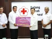 Bupati Tangerang Serahkan Donasi Rp. 1,5 M untuk Korban Banjir dan Longsor di Sumatera Bupati Tangerang Serahkan Donasi Rp. 1,5 M untuk Korban Banjir dan Longsor di Sumatera