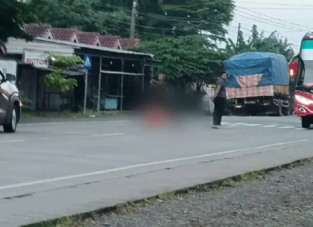 Kecelakaan Maut di Bayan, Pengendara Motor Tewas Terlindas Truk Fuso Kecelakaan Maut di Bayan, Pengendara Motor Tewas Terlindas Truk Fuso