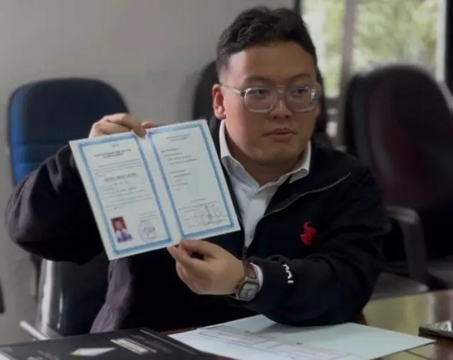 Disoal Publik, Abraham Garuda Laksono Datangi KPU Banten Bawa Seluruh Ijazah Asli Disoal Publik, Abraham Garuda Laksono Datangi KPU Banten Bawa Seluruh Ijazah Asli