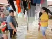 Tinjau Permukiman Terdampak Banjir, Kades Lemo Salurkan Bantuan Makanan dan Obat-obatan Tinjau Permukiman Terdampak Banjir, Kades Lemo Salurkan Bantuan Makanan dan Obat-obatan