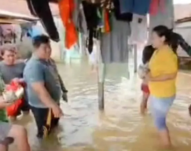 Tinjau Permukiman Terdampak Banjir, Kades Lemo Salurkan Bantuan Makanan dan Obat-obatan Tinjau Permukiman Terdampak Banjir, Kades Lemo Salurkan Bantuan Makanan dan Obat-obatan