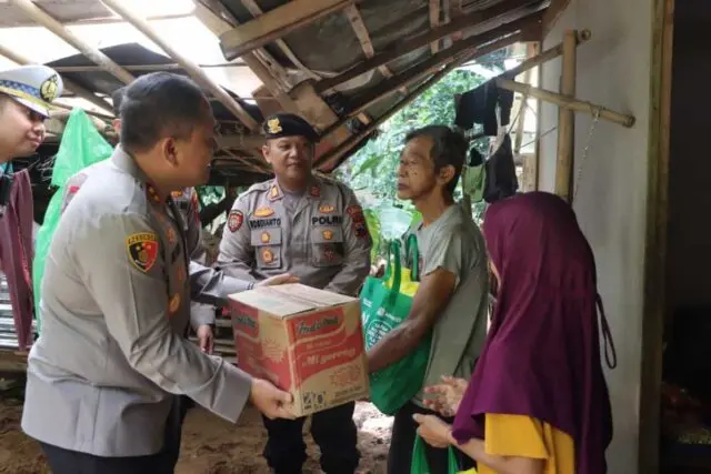 Kapolres Purworejo Tinjau Lokasi Longsor di Bener, Salurkan Bantuan untuk Warga Terdampak Kapolres Purworejo Tinjau Lokasi Longsor di Bener, Salurkan Bantuan untuk Warga Terdampak