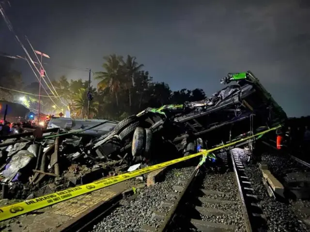 Truk Mogok di Atas Rel, KA Gajayana Tabrak Tronton di Kutowinangun, Sopir Tewas Truk Mogok di Atas Rel, KA Gajayana Tabrak Tronton di Kutowinangun, Sopir Tewas
