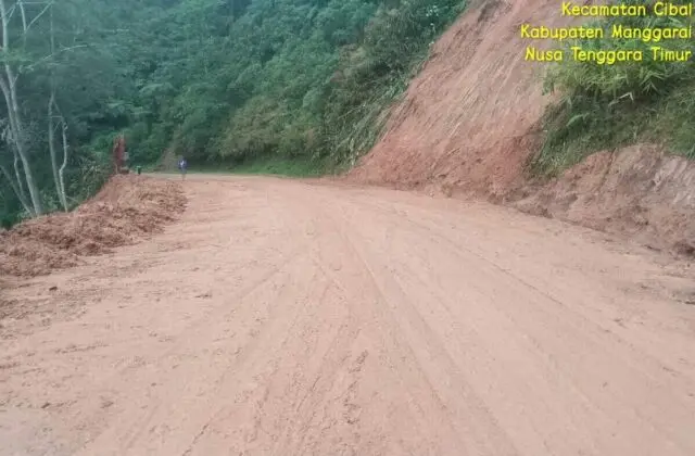 Akses Lalu Lintas Jalur Ruteng - Reo Kembali Normal Pasca Tertutup Material Longsor Akses Lalu Lintas Jalur Ruteng - Reo Kembali Normal Pasca Tertutup Material Longsor
