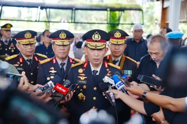 Hadiri Pemakaman, Kapolri: Pesan Eyang Meri Jadi Inspirasi dan Semangat Keluarga Besar Polri Hadiri Pemakaman, Kapolri: Pesan Eyang Meri Jadi Inspirasi dan Semangat Keluarga Besar Polri