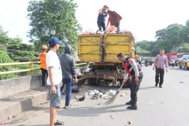 Laksamana Perintah Presiden, Polresta Tangerang Turun Bersihkan Titik Rawan Sampah Laksamana Perintah Presiden, Polresta Tangerang Turun Bersihkan Titik Rawan Sampah