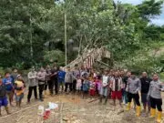 Kolaborasi Polsek Kuwus, Satuan Brimob Labuan Bajo Dan TNI Bersama Masyarakat, Rampungkan Pengerjaan Jembatan Darurat Wae Songkang