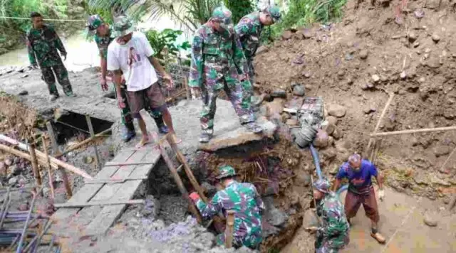 Fondasi Jembatan Gantung Garuda di Plipir Mulai Dibangun, TNI dan Warga Kompak Bergotong Royong