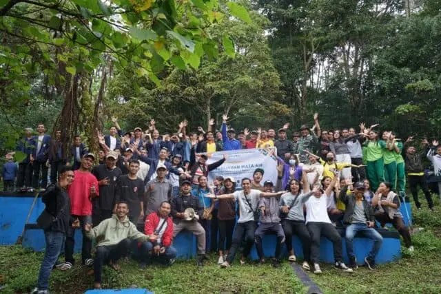 Jaga Kontinuitas Ketersediaan Air Minum Bersih,Jurnalis Manggarai Berkolaborasi Dengan Sejumlah Pihak Tanam Pohon Sekitar Sumber Air