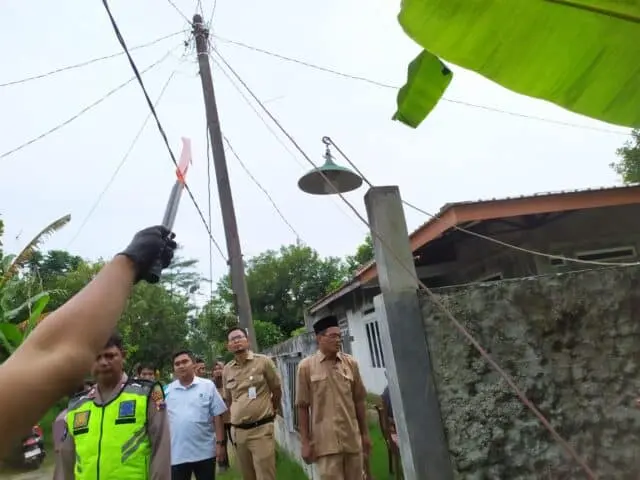 Pria di Buayan Kebumen Tewas Tersengat Kawat Penahan Tiang Listrik Pria di Buayan Kebumen Tewas Tersengat Kawat Penahan Tiang Listrik