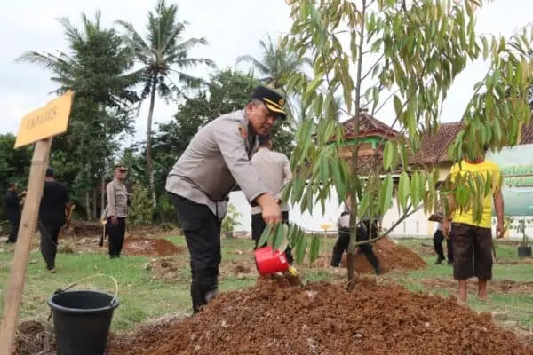 Kapolres Purworejo Pimpin Penanaman 30 Pohon Durian di Polsek Purwodadi, Dukung Program Indonesia Asri Kapolres Purworejo Pimpin Penanaman 30 Pohon Durian di Polsek Purwodadi, Dukung Program Indonesia Asri