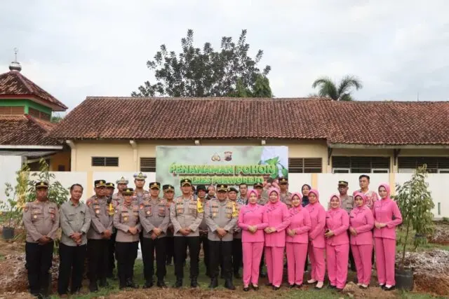 Kapolres Purworejo Pimpin Penanaman 30 Pohon Durian di Polsek Purwodadi, Dukung Program Indonesia Asri Kapolres Purworejo Pimpin Penanaman 30 Pohon Durian di Polsek Purwodadi, Dukung Program Indonesia Asri