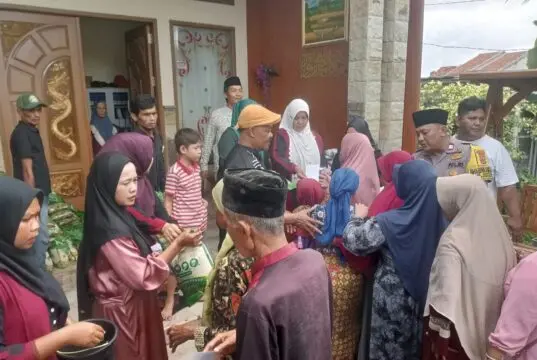 Jelang Ramadhan, Hajah Monong Salurkan 600 Paket Sembako untuk Yatim dan Dhuafa di Sepatan Timur Jelang Ramadhan, Hajah Monong Salurkan 600 Paket Sembako untuk Yatim dan Dhuafa di Sepatan Timur