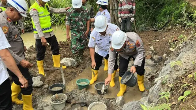 Polres Purworejo Bangun Jembatan Merah Putih Presisi di Loano, Buka Akses Petani Dusun Sembuh Polres Purworejo Bangun Jembatan Merah Putih Presisi di Loano, Buka Akses Petani Dusun Sembuh