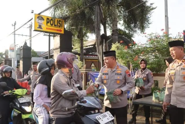 Kapolres Purworejo Berbagi Takjil dan Santuni Anak Yatim, Pererat Sinergi dengan Media Kapolres Purworejo Berbagi Takjil dan Santuni Anak Yatim, Pererat Sinergi dengan Media
