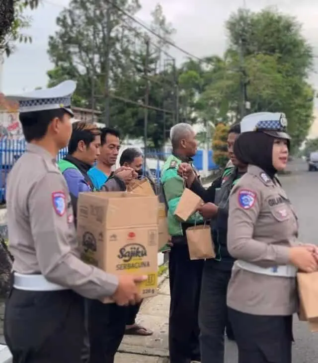 Satlantas Polres Purworejo Gandeng Ojol, Tebar Takjil dan Pesan Keselamatan di Bulan Ramadan