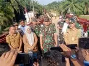 Akhiri Keterisolasian Warga Langkat, TNI dan PTPN IV PalmCo Bangun Jembatan Darurat