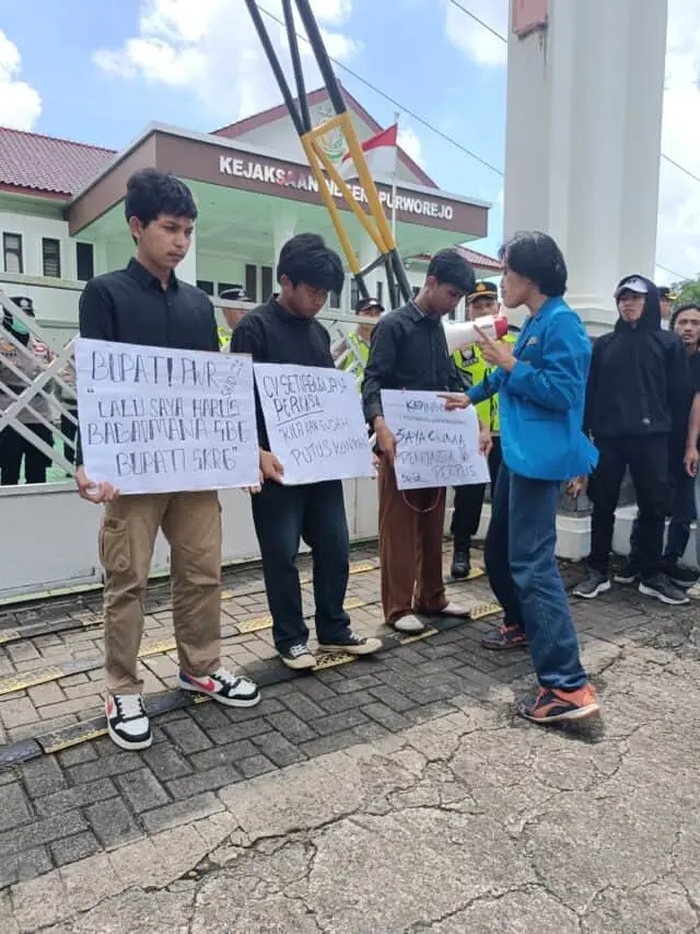 PMII Kepung Kejari Purworejo, Tagih Janji Penetapan Tersangka Kasus Mini Zoo PMII Kepung Kejari Purworejo, Tagih Janji Penetapan Tersangka Kasus Mini Zoo