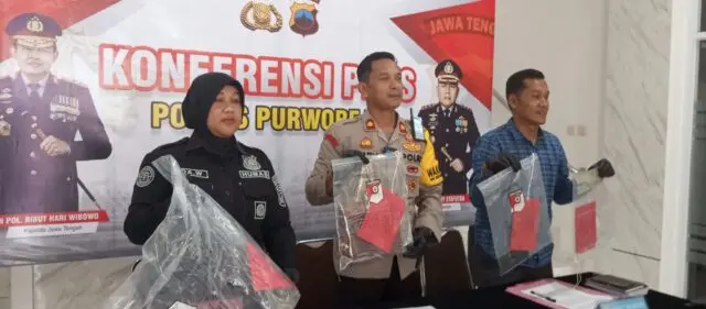 Gara-Gara Judi Online, Tetangga Tewas Ditusuk: Polres Purworejo Bongkar Pembunuhan Sadis di Loano Gara-Gara Judi Online, Tetangga Tewas Ditusuk: Polres Purworejo Bongkar Pembunuhan Sadis di Loano