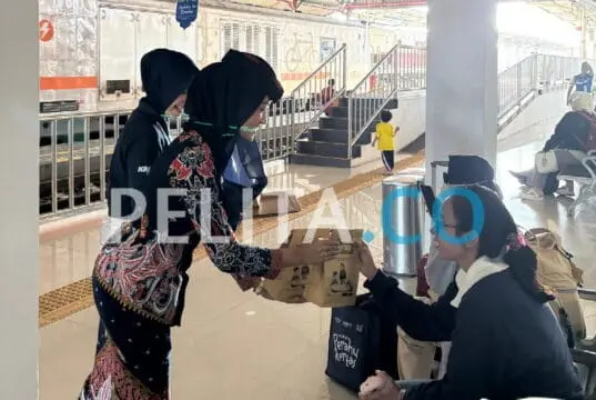 KAI Daop 5 Purwokerto Bagikan 500 Takjil Gratis bagi Pemudik di Stasiun Kutoarjo KAI Daop 5 Purwokerto Bagikan 500 Takjil Gratis bagi Pemudik di Stasiun Kutoarjo