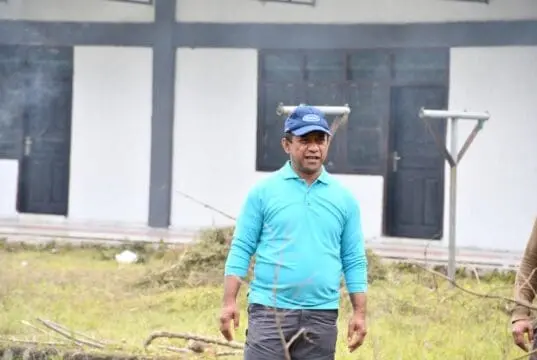 Jumat Bersih, Bupati Hery Nabit Turun Langsung Bersihkan Stadion Golo Dukal Bersama Para ASN Jumat Bersih, Bupati Hery Nabit Turun Langsung Bersihkan Stadion Golo Dukal Bersama Para ASN