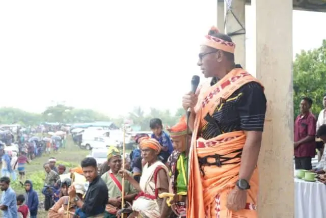 Atraksi Pasola Gaura di Sumba Barat Disaksikan Wagub NTT Johni Asadoma Atraksi Pasola Gaura di Sumba Barat Disaksikan Wagub NTT Johni Asadoma