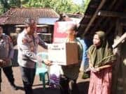 Kapolres Purworejo Salurkan Bansos dan Layanan Kesehatan Gratis untuk Lansia di Sokowaten