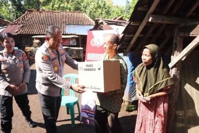 Kapolres Purworejo Salurkan Bansos dan Layanan Kesehatan Gratis untuk Lansia di Sokowaten